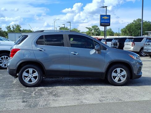 Used 2019 Chevrolet Trax LT w/ LT Convenience Package FWD image 3