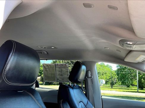 Used 2024 Chrysler Pacifica Touring-L FWD image 18