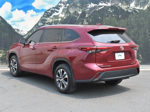 Used 2023 Toyota Highlander XLE AWD/4WD image 9