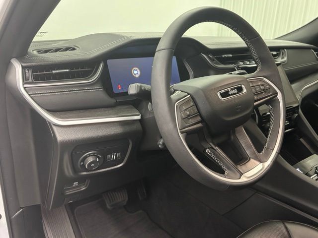 Used 2025 Jeep Grand Cherokee L Limited w/ Luxury Tech Group II AWD/4WD image 22