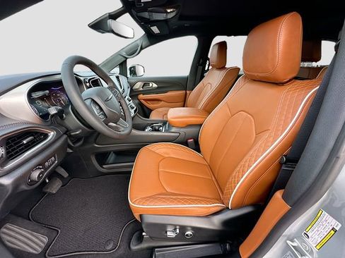 New 2026 Chrysler Pacifica Pinnacle image 15