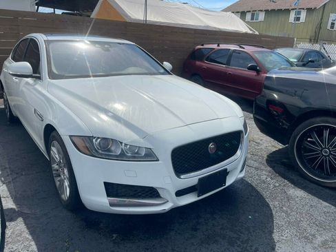 Used 2017 Jaguar XF image 2