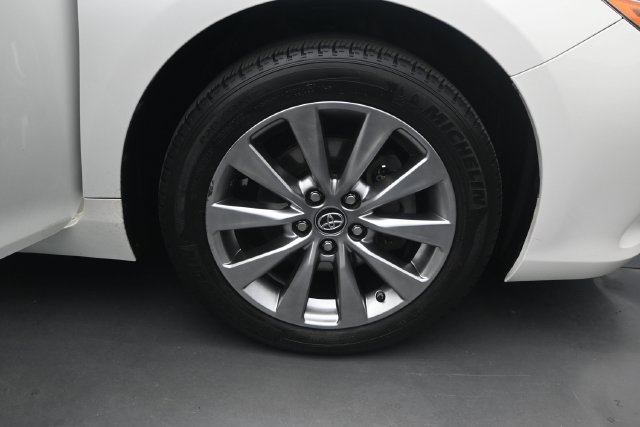 Used 2017 Toyota Camry XLE w/ Moonroof Package FWD image 17