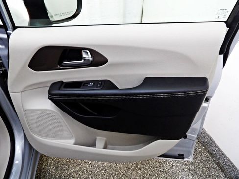 Used 2022 Chrysler Voyager LX FWD image 11