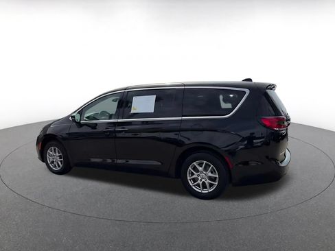 Used 2025 Chrysler Pacifica Select FWD image 8