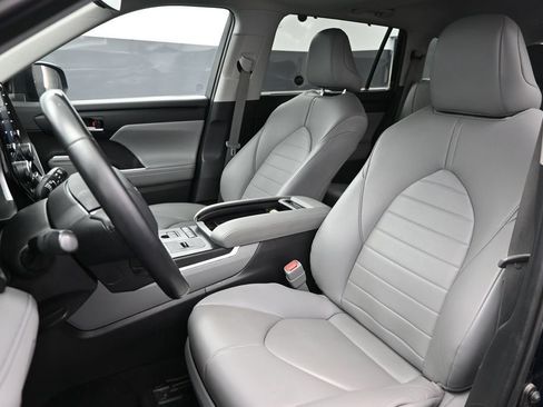 Used 2021 Toyota Highlander XLE FWD image 19