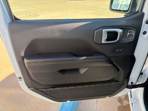 Used 2025 Jeep Wrangler Sahara image 5