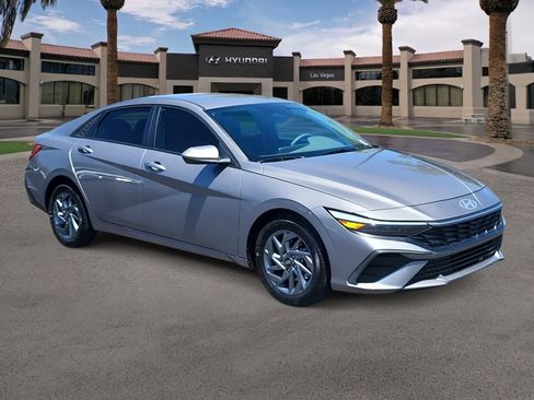 Used 2024 Hyundai Elantra SEL FWD image 2