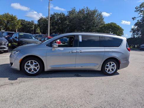 Used 2017 Chrysler Pacifica Touring-L w/ Tire & Wheel Group FWD image 7
