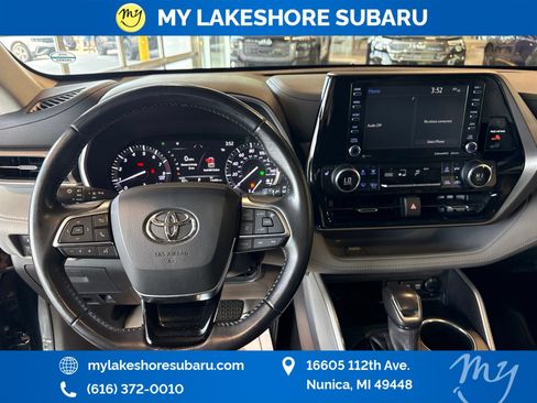 Used 2020 Toyota Highlander XLE AWD/4WD image 15