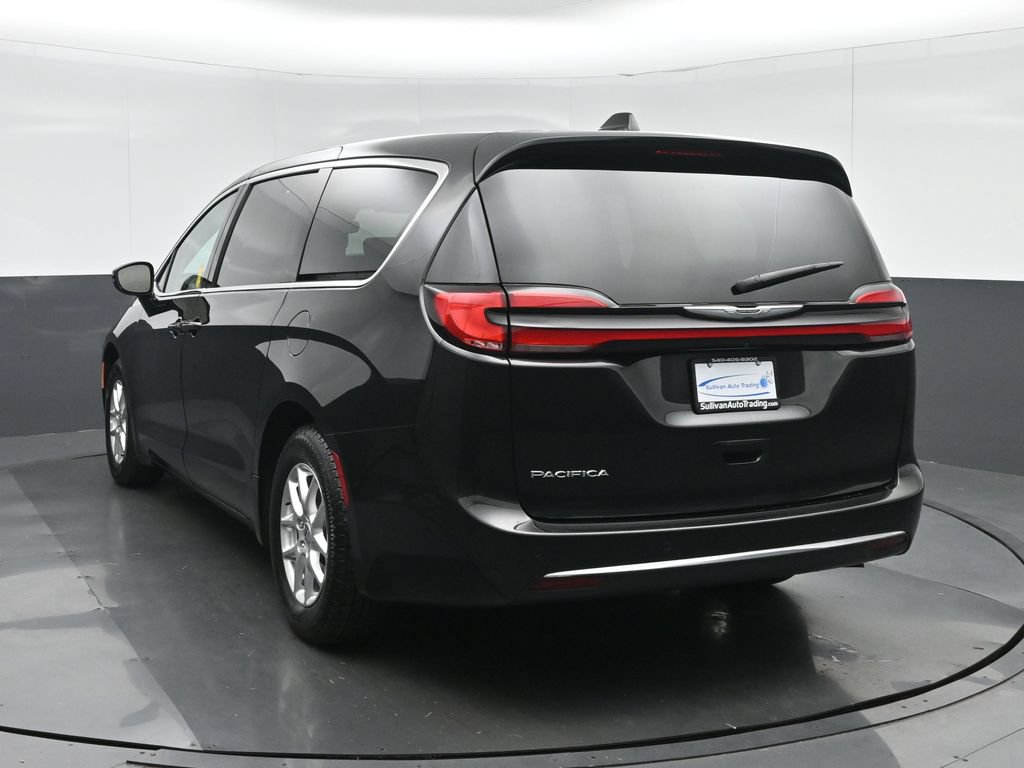 Used 2024 Chrysler Pacifica Touring-L FWD image 5