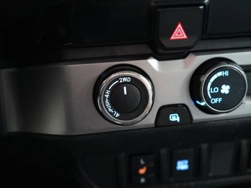 Used 2017 Toyota Tacoma SR5 AWD/4WD image 32