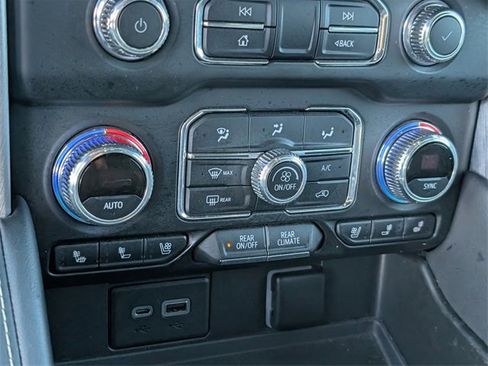 Used 2022 GMC Yukon XL SLT w/ SLT Luxury Package image 16