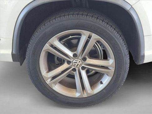 Used 2017 Volkswagen Tiguan Sport FWD image 14