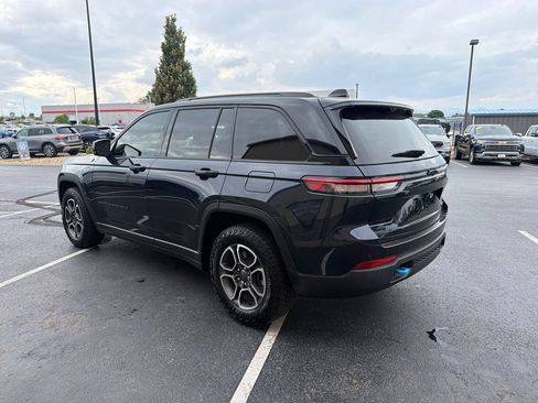 Used 2024 Jeep Grand Cherokee Trailhawk w/ Luxury Tech Group III AWD/4WD image 9