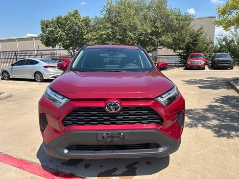 Used 2025 Toyota RAV4 XLE AWD/4WD image 2