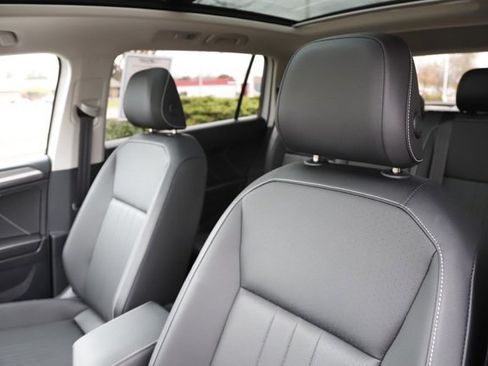 Used 2023 Volkswagen Tiguan SE w/ Panoramic Sunroof Package image 15