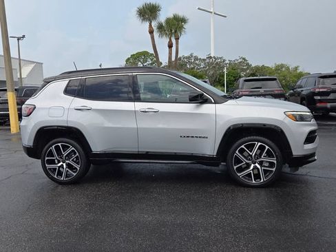 Certified 2025 Jeep Compass Limited w/ Elite Group AWD/4WD image 8