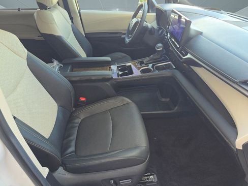 Used 2025 Toyota Sienna Platinum image 29