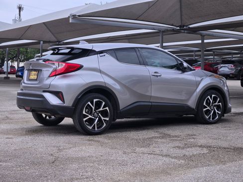 Used 2019 Toyota C-HR Limited FWD image 4