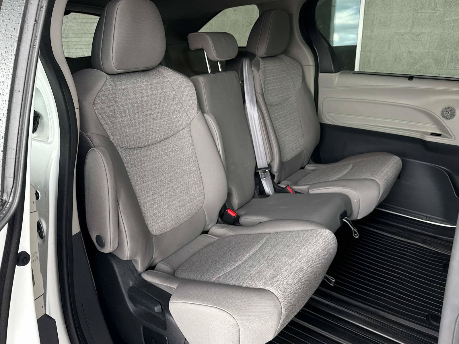 Used 2024 Toyota Sienna LE AWD/4WD image 17