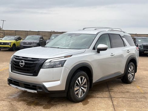 New 2025 Nissan Pathfinder SL image 6