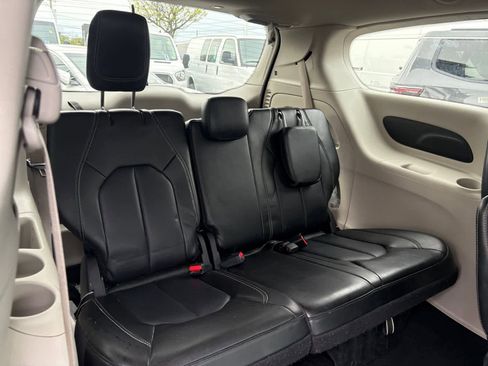 Used 2023 Chrysler Pacifica Touring-L FWD image 27