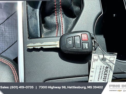 Used 2016 Toyota Camry SE w/ Moonroof Package image 9