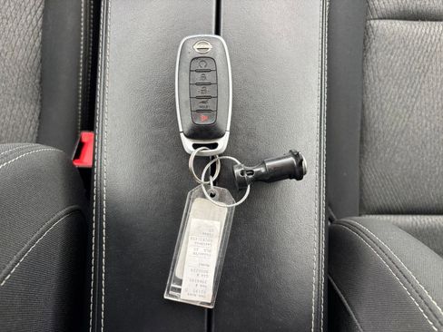 Used 2025 Nissan Rogue SV image 21