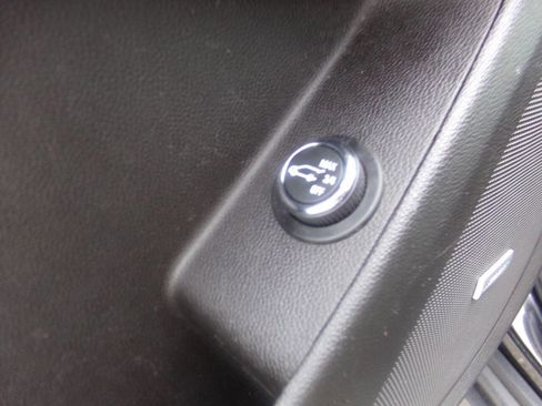 Used 2018 Chevrolet Traverse LT image 20