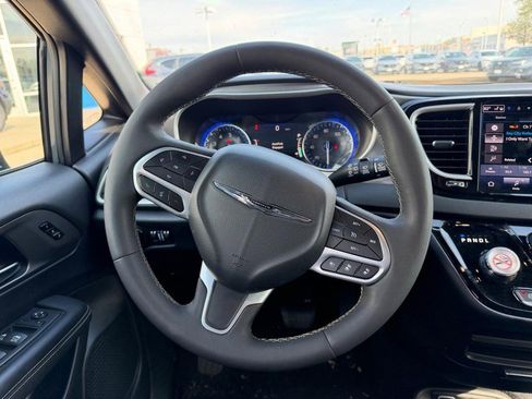 Used 2025 Chrysler Pacifica Select FWD image 13
