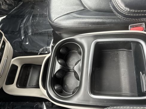 Used 2022 Chrysler Pacifica Touring-L image 29