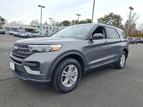 Used 2023 Ford Explorer XLT image 3