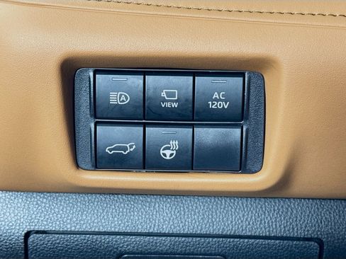 Used 2024 Toyota Highlander Platinum image 11