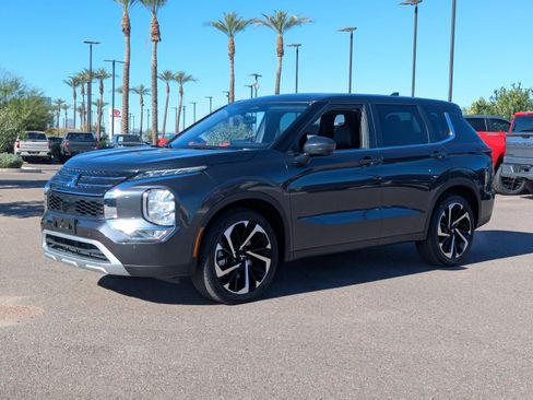 Used 2024 Mitsubishi Outlander SE image 2