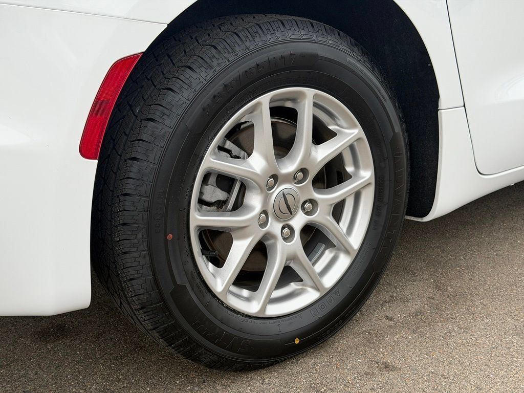 Used 2025 Chrysler Pacifica Select FWD image 28