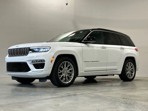 Used 2024 Jeep Grand Cherokee Summit image 2