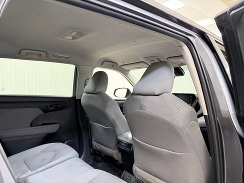 Used 2022 Toyota Highlander LE AWD/4WD image 34