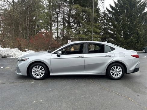 Used 2025 Toyota Camry LE image 7