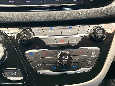 Used 2023 Chrysler Pacifica Touring-L image 10