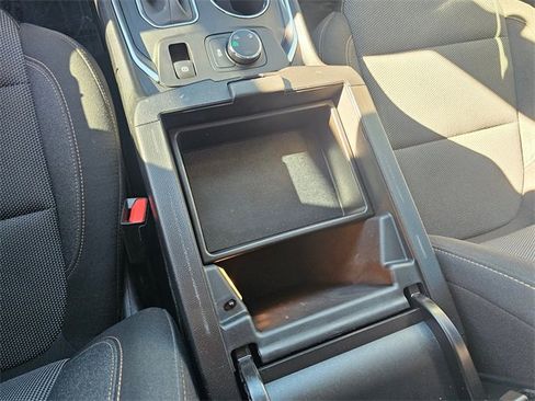 Used 2021 Chevrolet Traverse LT image 25