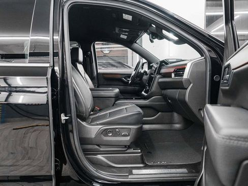 Used 2025 GMC Yukon XL Denali image 36