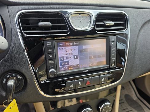 Used 2012 Chrysler 200 Limited FWD image 10