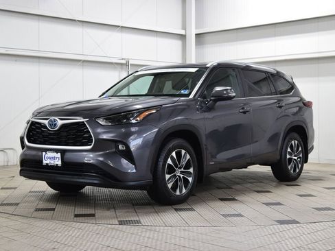 Used 2024 Toyota Highlander XLE image 3