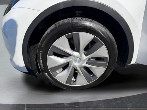 Used 2023 Tesla Model Y Long Range AWD/4WD image 9