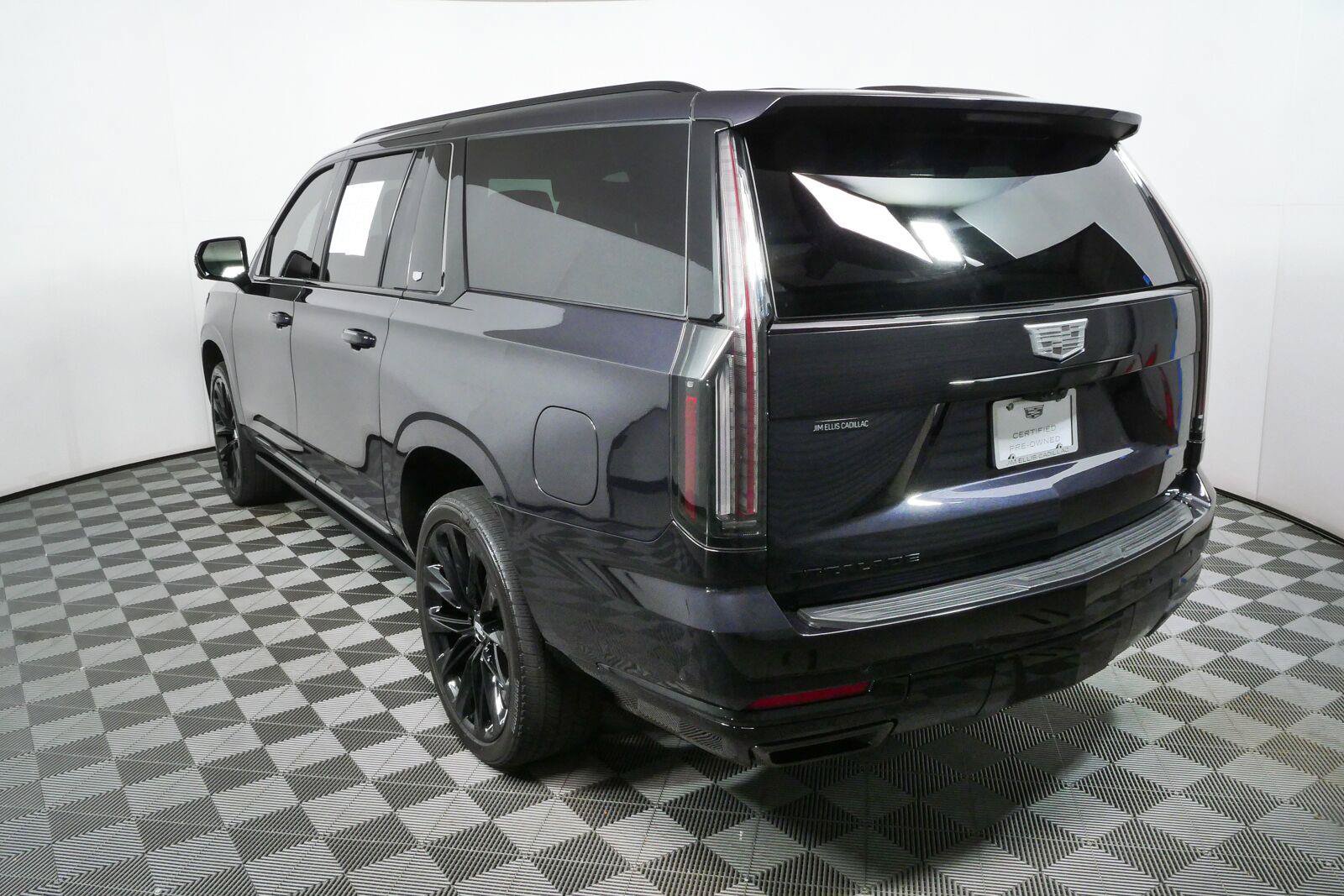 Used 2025 Cadillac Escalade ESV Sport Platinum w/ LPO, ONYX Package AWD/4WD image 29