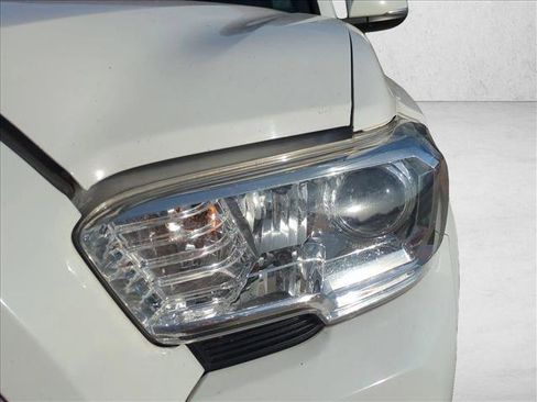 Used 2022 Toyota Tacoma SR5 w/ Technology Package image 8