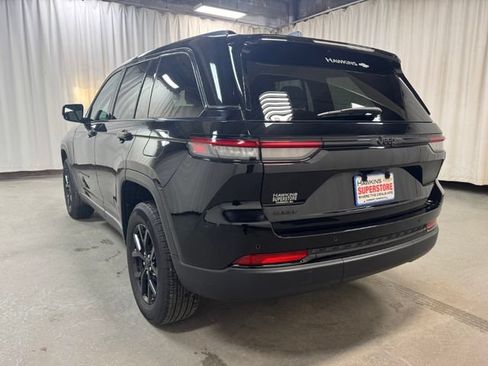 Used 2025 Jeep Grand Cherokee Altitude AWD/4WD image 6
