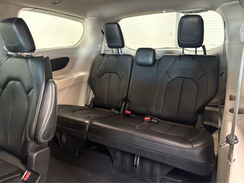 Used 2024 Chrysler Pacifica Touring-L FWD image 15