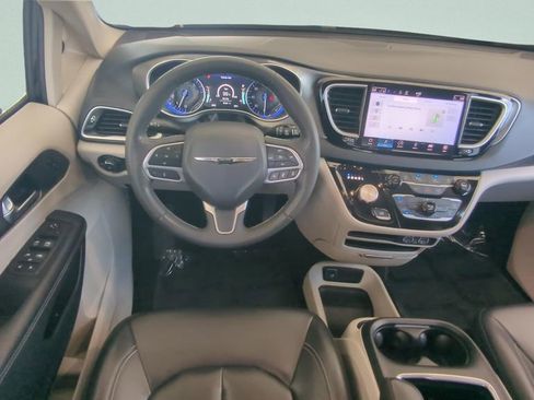 Used 2024 Chrysler Pacifica Touring-L FWD image 12